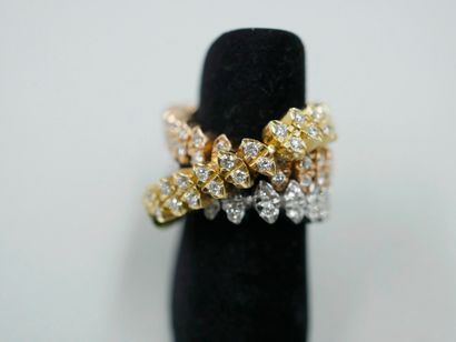 null Yellow gold and 18k white gold ring formed by three crossed lines with shuttle...
