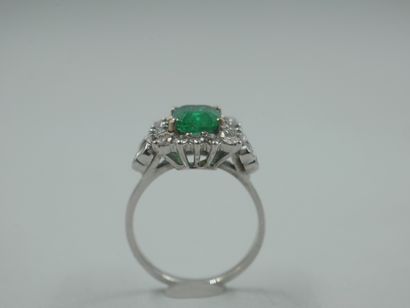 null 18k white gold ring set with a 1.50ct emerald in a diamond setting. 

PB : 4,20gr....