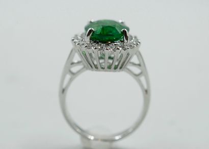 null Ring in 18k white gold surmounted by a natural tsavorite of 6,19cts in a diamond...