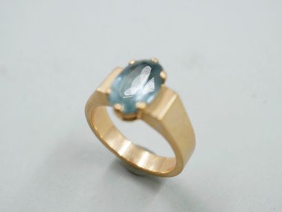 null 18k yellow gold ring surmounted by an oval aquamarine in claw setting. 

PB...