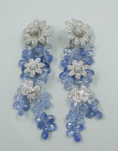 null Pair of silver earrings 925/°° decorated with three flowers paved with zircons...