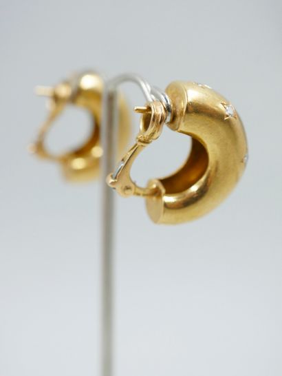 null Earrings in 18k yellow gold punctuated with stars set with diamonds. 

Work...