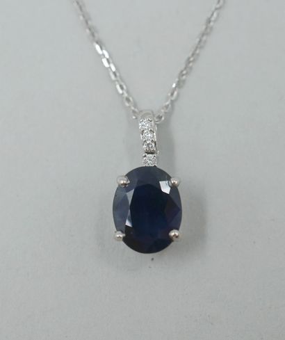 null Oval pendant in 18k white gold topped by a sapphire of about 2cts and four diamonds...
