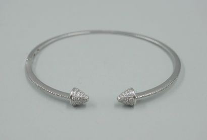 null Open-ended bracelet in 18k white gold, partially paved with diamonds, with diamond-paved...