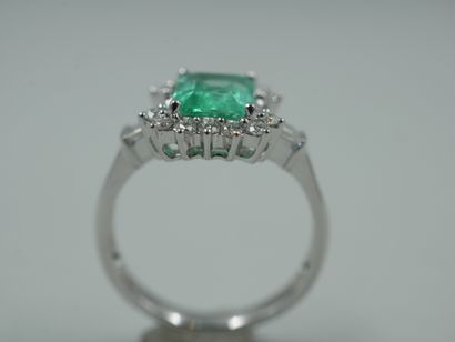 null Stylized pompadour ring in 18k white gold surmounted by an emerald probably...