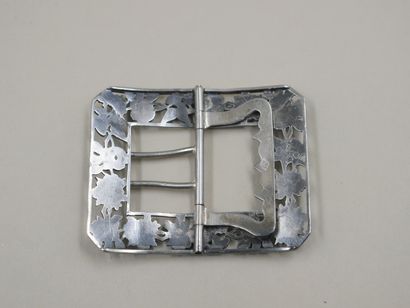 null Belt buckle in silver chased with flowers. 

Period 1900. 

Weight : 26gr.