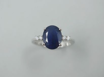 null 18k white gold ring with an oval sapphire of 2.50cts and two small diamonds...