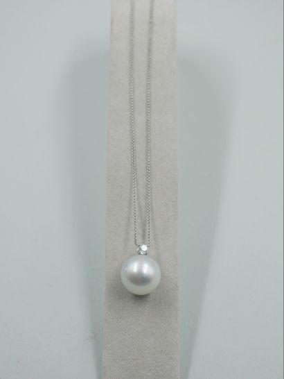 null Necklace in 18k white gold adorned with a white cultured pearl of 16mm diameter...