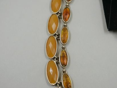 null MONET. 

Parure comprenant un collier deux rangs en métal doré orné de pierres...
