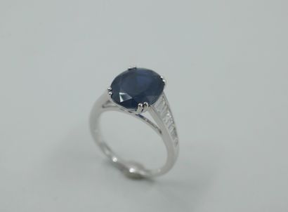 null 18k white gold ring set with an oval sapphire of 6cts and baguette-cut diamonds....