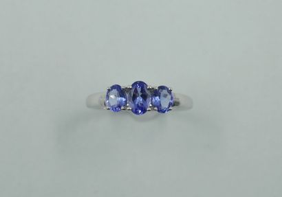 null Trilogy ring in 18k white gold set with three oval tanzanites. 

PB : 2,15gr....