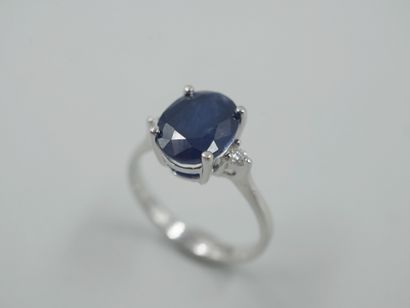null Ring in 18k white gold surmounted by an oval sapphire of about 3.50cts with...