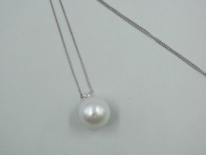 null Collier en or blanc 18k orné d'une perle de culture blanche de 16mm de diamètre...