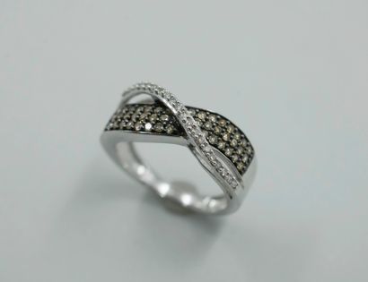 null Crossed ring in white and rhodium-plated 10k gold paved with diamonds. 

PB...