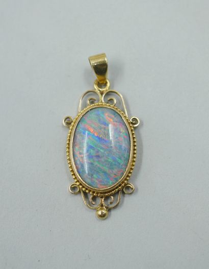 null Pendant in 18k yellow gold with a scroll pattern set with an oval opal of about...