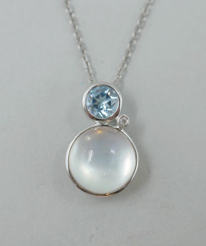 null Pendentif en or blanc 18k serti d'une nacre sous cabochon de cristal surmontée...