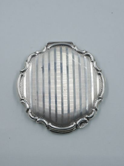 null Silver poudrier with shell design. 

PB : 129,30gr. Dim : 9,5 x 9 cm.