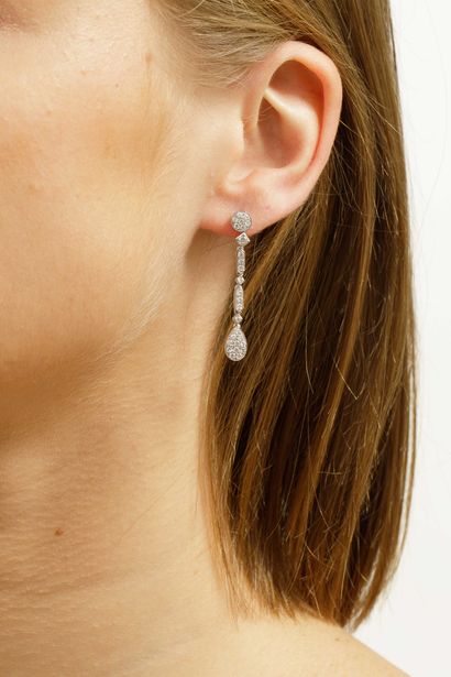 null Pair of earrings in 18k white gold with drops, bars, diamonds and paved rounds....