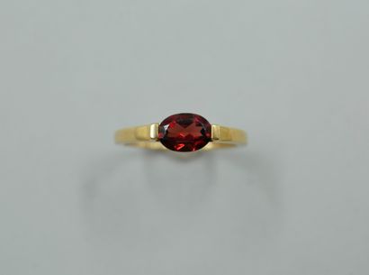 null Ring in 18k yellow gold with an oval garnet. 

PB : 1,60gr. TDD : 50.