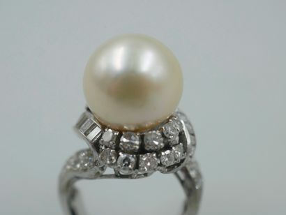 null 18k white gold ring surmounted by a large cultured pearl of a diameter of about...
