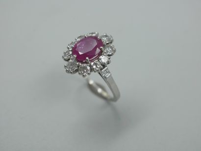 null Bague fleur en platine surmontée d'un rubis ovale de 2,50cts environ dans un...