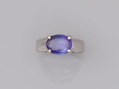 Ring in 18k white gold set with an oval tanzanite...