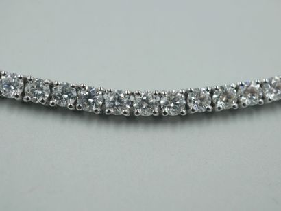 null Bracelet ligne en or blanc 18k serti de 50 diamants taille brillant pour 6,90cts...