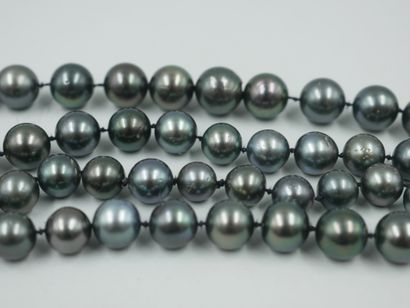 null Necklace in grey Majorca pearls. 

Diameter of the pearls: 9mm approx.