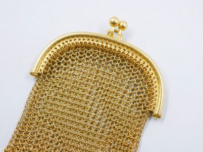 null Aumônière with chainmail in 18k yellow gold. 

Weight : 26,80gr.