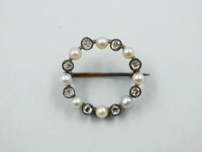 null 
Circular brooch in 18k yellow gold and silver with pearls and rose-cut diamonds.




Old...