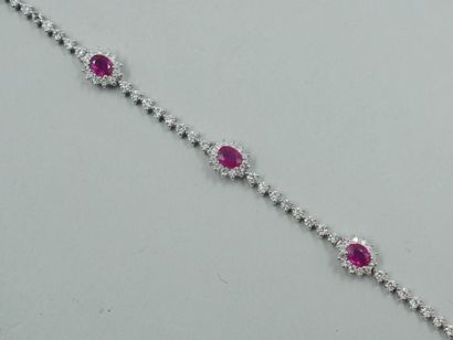 null Line bracelet in 18k white gold set with diamonds and decorated with seven daisies...