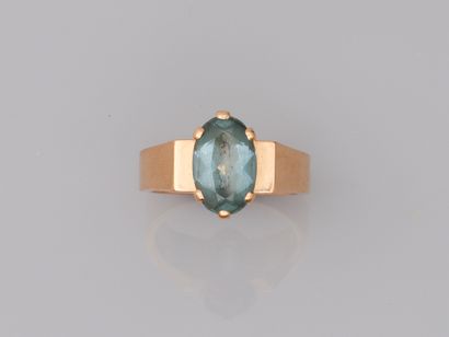 18k yellow gold ring surmounted by an oval...