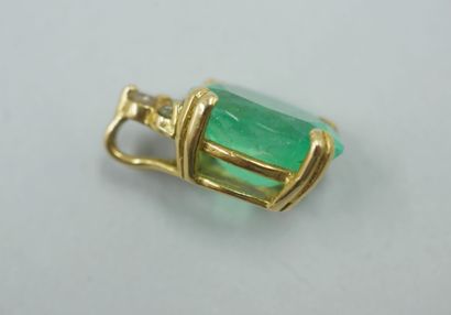 null 18k yellow gold pendant set with a 4cts Colombian emerald of natural origin,...