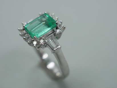 null Stylized pompadour ring in 18k white gold surmounted by an emerald probably...