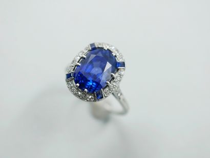 null 
Bague en platine surmontée d'un saphir Vivid Blue taille coussin non chauffé...