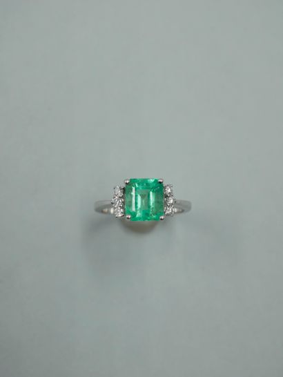Ring in 18K white gold set with an emerald...