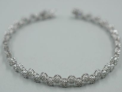 null Bracelet en or blanc 18k à motif de fleurs entièrement pavées de diamants. 

Longueur...