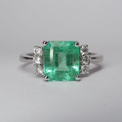null Ring in 18K white gold set with an emerald probably from Colombia, about 2cts,...