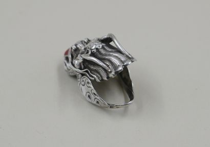 null Chinese Dragon ring in silver with coral. 

PB : 12,30gr. TDD : 45.