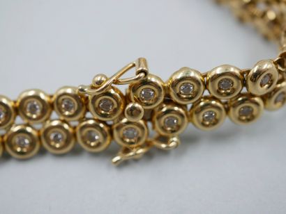 null Bracelet Zigzag en or jaune 18k orné de diamants en serti clos. 

PB : 19,9...