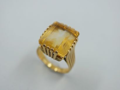 null Bague en or jaune 18k ornée d'une citrine taille émeraude de 5cts environ. 

Travail...