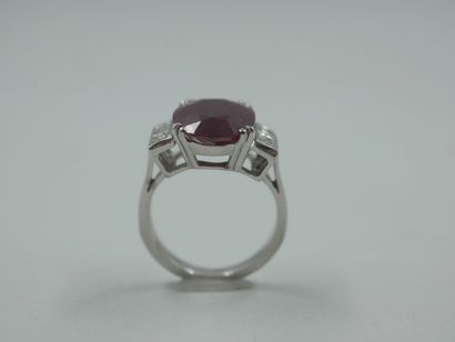 null 18k white gold ring with a 5cts ruby and four square diamonds. 

PB : 6gr. TDD...