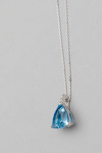 null Pendant troïdia in white gold 18k surmounted by a blue topaz size troïdia, the...