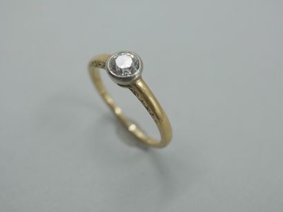 null 18k yellow gold solitaire ring centered with a 0.40ct diamond in a closed setting.

Work...