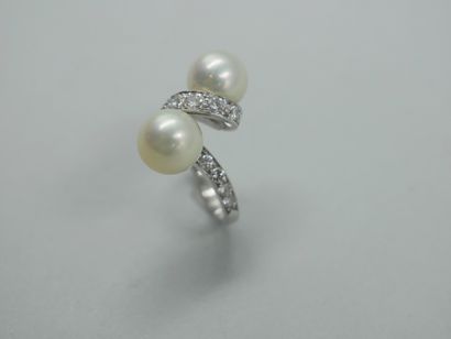 null Vous Moi ring in 18k white gold set with two pearls and diamonds. 

PB : 5,20gr....