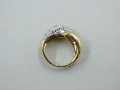 null Crossed ring in 18k yellow gold and platinum paved with diamonds. 

PB : 7,90gr....