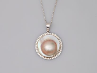 null Circular pendant in 18k white gold adorned with a pearl haloed by its mother-of-pearl...