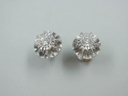 null 18k white gold effect earrings, each with a 0.10ct diamond.

PB : 4,20gr.