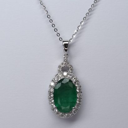 null 18k white gold pendant set with a 2.50cts oval emerald surrounded by diamonds....