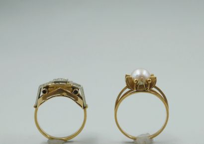 null Lot of two 18k yellow gold rings, one topped with a cultured pearl, the other...